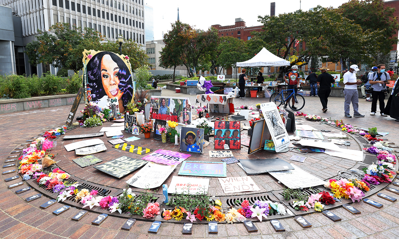 Protesters Grieve and Demand Justice for Breonna Taylor After ...