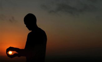 Silhouette Holding Sun photo by Lenneke Veerbeek