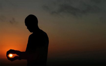 Silhouette Holding Sun photo by Lenneke Veerbeek