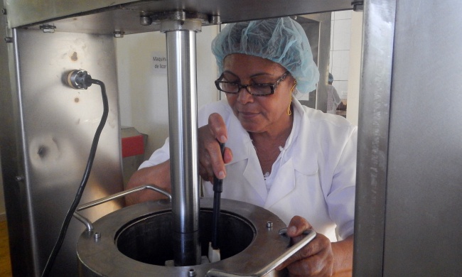 Francisca Fidelia Rivas melting chocolate.jpg